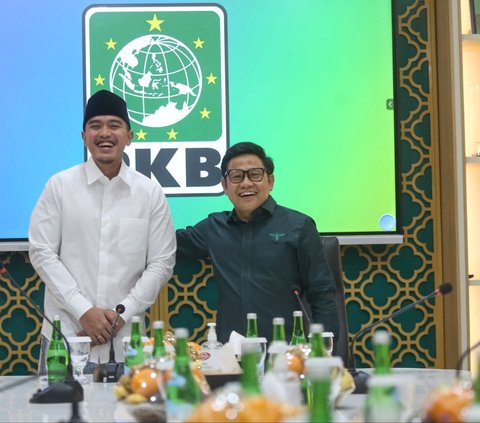 FOTO: Sarungan, Ketua Umum PSI Kaesang Pangarep Silaturahmi ke Markas PKB, Cak Imin Sumringah Sambut Kedatangannya