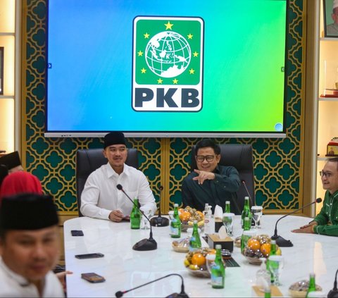 FOTO: Sarungan, Ketua Umum PSI Kaesang Pangarep Silaturahmi ke Markas PKB, Cak Imin Sumringah Sambut Kedatangannya