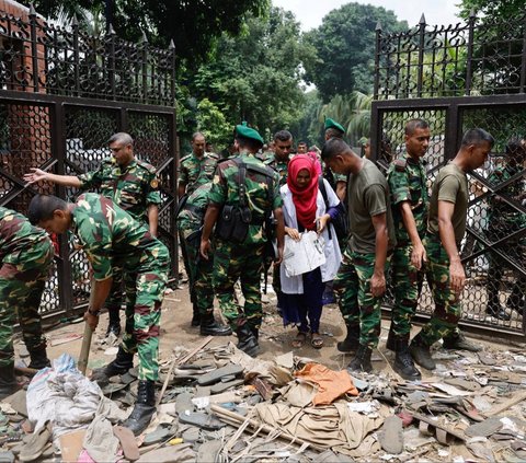 FOTO: Aksi Pengunjuk Rasa Serbu Rumah PM Bangladesh, TV hingga Perabotan Dijarah