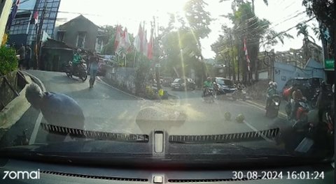 Detik-Detik Puluhan Tabung Gas Elpiji Terjatuh dari Mobil Pick Up Ini Curi Perhatian, Bikin Tegang Pengendara dan Pengguna Jalan