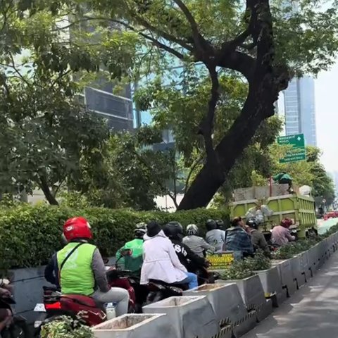 Imbas Tak Taat Aturan, Sejumlah Pengendara Motor Terjebak Akibat Tertahan Truk Petugas Kebersihan di Jalur Transjakarta