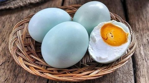 Tips Simpel Bikin Telur Asin di Rumah yang Lezat dengan Warna Kuning Keemasan yang Meleleh Cantik