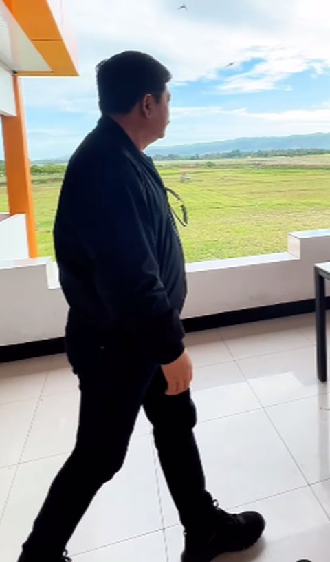 Kunjungi Aceh, Eks Panglima TNI Takjub View Tempat Makannya Indah Banget Sampai Sibuk Foto Makanan di Meja