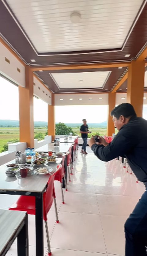 Kunjungi Aceh, Eks Panglima TNI Takjub View Tempat Makannya Indah Banget Sampai Sibuk Foto Makanan di Meja