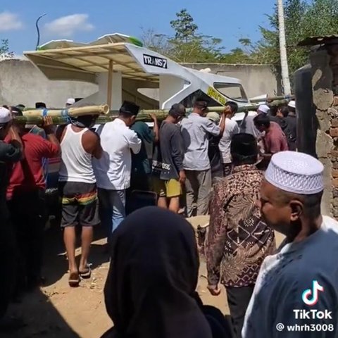 Sempat Viral karena Terombang-ambing di Lautan Bersama Anaknya, Intip Proses Penurunan Perahu Baru Pak Aco