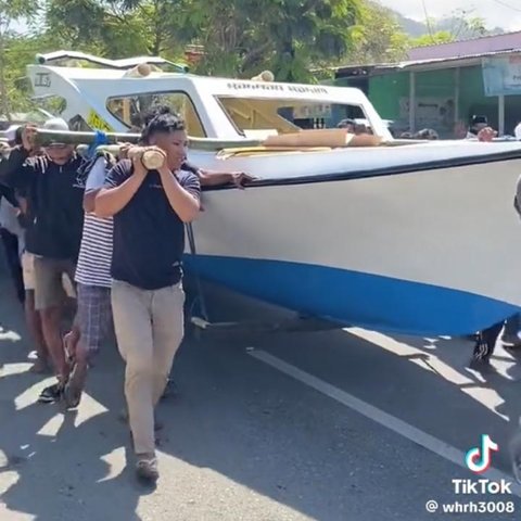 Sempat Viral karena Terombang-ambing di Lautan Bersama Anaknya, Intip Proses Penurunan Perahu Baru Pak Aco