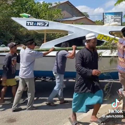 Sempat Viral karena Terombang-ambing di Lautan Bersama Anaknya, Intip Proses Penurunan Perahu Baru Pak Aco