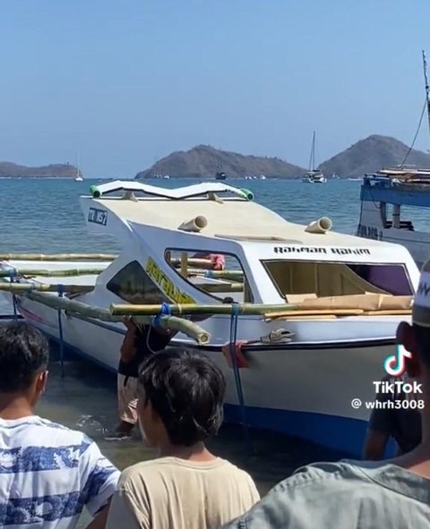 Sempat Viral karena Terombang-ambing di Lautan Bersama Anaknya, Intip Proses Penurunan Perahu Baru Pak Aco