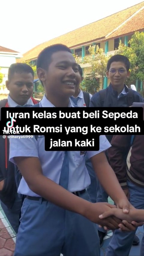 Viral Sekelompok Anak SMA Ini Iuran Beli Sepeda untuk Teman yang Jalan Kaki ke Sekolah, Tuai Pujian