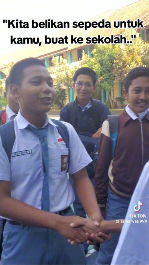 Viral Sekelompok Anak SMA Ini Iuran Beli Sepeda untuk Teman yang Jalan Kaki ke Sekolah, Tuai Pujian