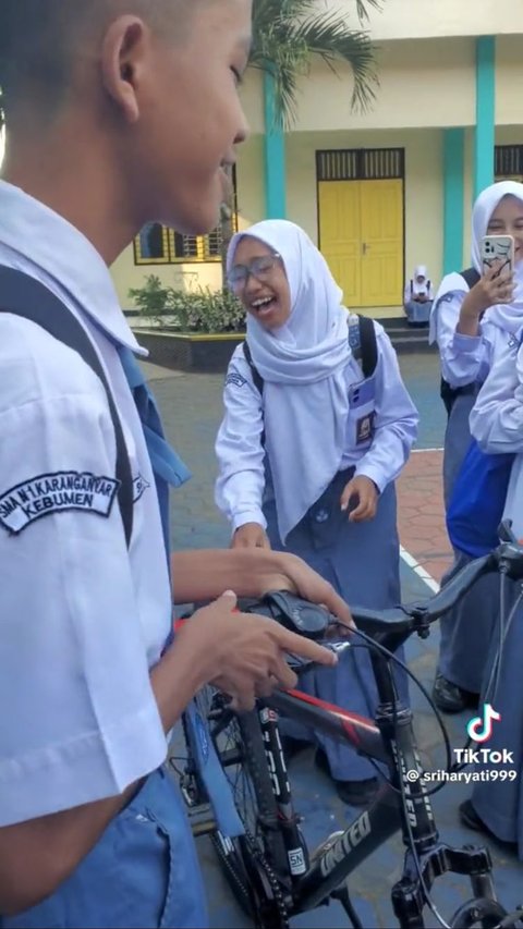 Viral Sekelompok Anak SMA Ini Iuran Beli Sepeda untuk Teman yang Jalan Kaki ke Sekolah, Tuai Pujian