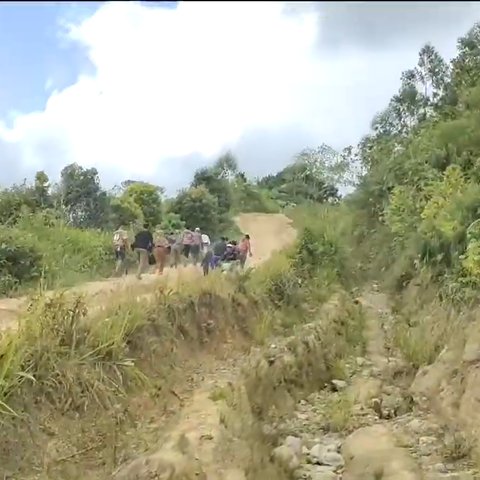 Kerap Beri Pertolongan Medis, Momen Bidan Ditandu Warga Desa selama 5 Jam karena Lumpuh Tiba-tiba Ini Bikin Haru