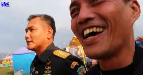 Pakai Seragam Lengkap, Mayjen Kunto Arief Asyik Nonton Atraksi Ekstrem Tong Setan Bareng Ibu Persit