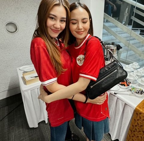 Sama-sama Cantik, ini Potret Keseruan Aaliyah Massaid dan Mahalini saat Nonton Laga Timnas Indonesia vs Australia di Stadion GBK