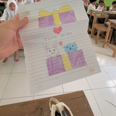 Bawa Bunglon hingga Menulis dengan Bulu Angsa, Perempuan Ini Ungkap Aksi Unik Muridnya di Sekolah