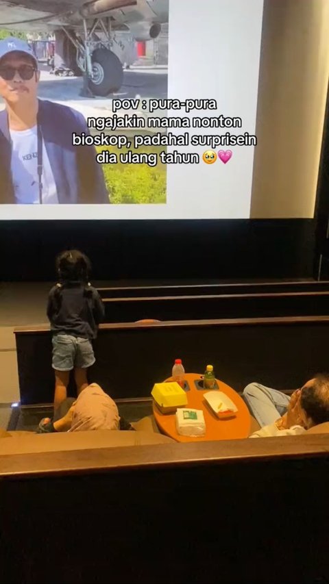 Bikin Haru, Momen Anak Sewa Bioskop untuk Berikan Kejutan Ulang Tahun untuk Mamanya Ini Viral