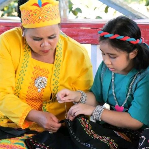 Mengenal Ulap Sarut, Tradisi Berpakaian Masyarakat Dayak Benuaq yang Kaya Nilai Filosofis