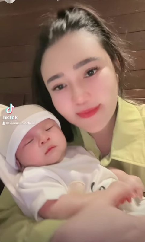 Potret Terbaru Baby Agham Anak Via Vallen yang Disebut Makin Mirip Papa Chevra, Senyumnya Bikin Meleleh