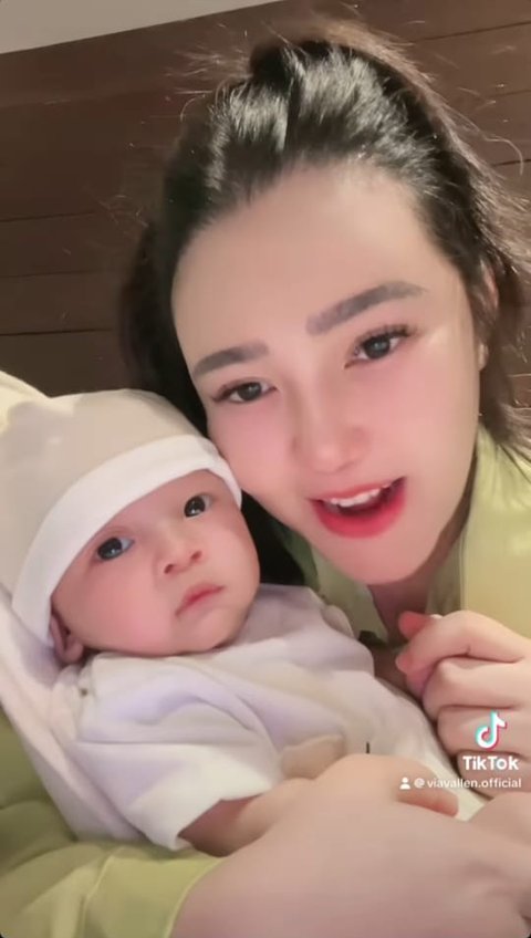 Potret Terbaru Baby Agham Anak Via Vallen yang Disebut Makin Mirip Papa Chevra, Senyumnya Bikin Meleleh