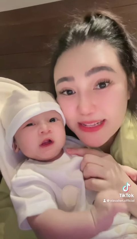 Potret Terbaru Baby Agham Anak Via Vallen yang Disebut Makin Mirip Papa Chevra, Senyumnya Bikin Meleleh