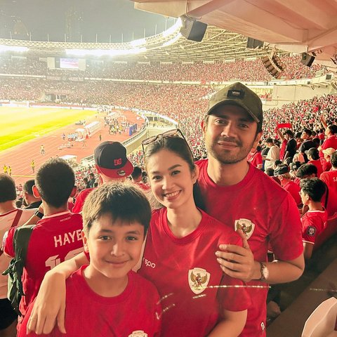 Potret Faradilla Yoshi Nonton Langsung Pertandingan Timnas Indonesia vs Australia di GBK, Penampilannya Disebut Masih Seperti Anak Gadis