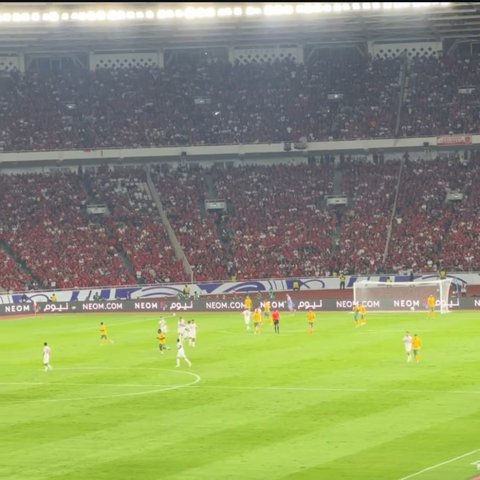 Potret Faradilla Yoshi Nonton Langsung Pertandingan Timnas Indonesia vs Australia di GBK, Penampilannya Disebut Masih Seperti Anak Gadis