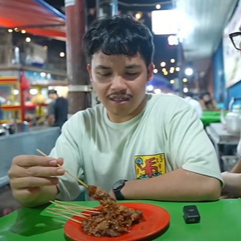 Ngeri Pria Remaja Makan Sate Ular Kobra, Begini Manfaatnya Bagi Kesehatan