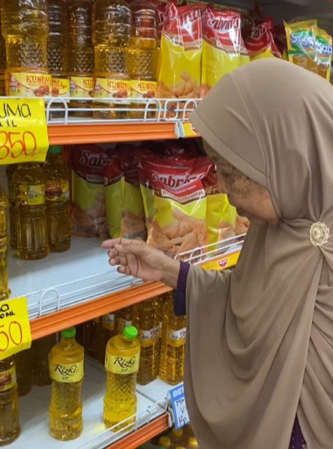 Viral Momen Wanita Ajak Kakek dan Neneknya Belanja Bareng hingga Makan Bersama, Penuh Kebahagiaan