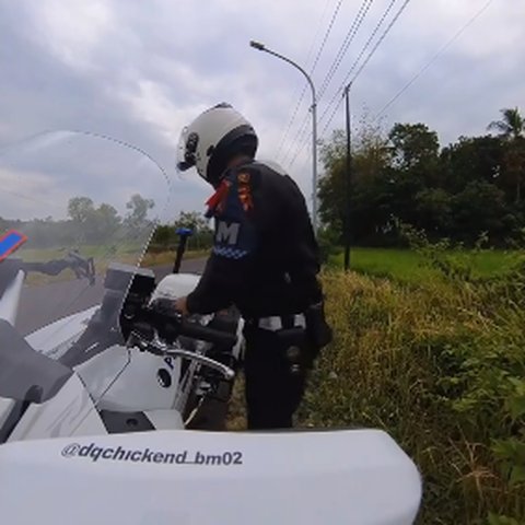 Lihat Pria Paruh Baya Dorong Motor Kehabisan BBM, Polisi Ini Sigap Langsung Sedot Bensin dari Motornya