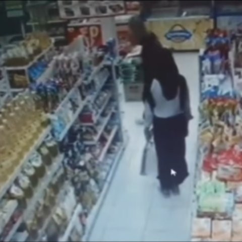 Terekam CCTV, Wanita ini Buang Air Kecil di Dalam Minimarket Sampai Lantainya Banjir lalu 'Pasang Kaki Seribu'