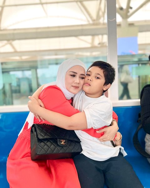 Momen Mulan Jameela Bareng sang Anak Naik MRT Dibanjiri Pujian 'Anak Ganteng Sehat-sehat ya'