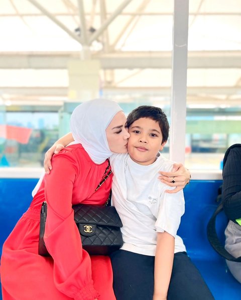 Momen Mulan Jameela Bareng sang Anak Naik MRT Dibanjiri Pujian 'Anak Ganteng Sehat-sehat ya'