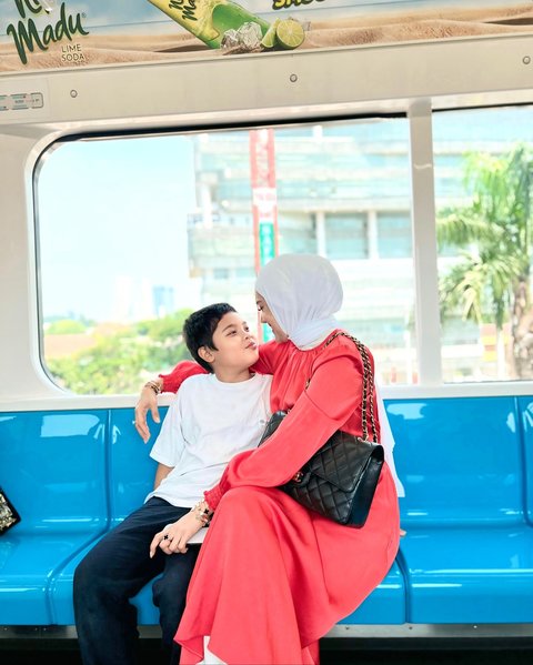 Momen Mulan Jameela Bareng sang Anak Naik MRT Dibanjiri Pujian 'Anak Ganteng Sehat-sehat ya'