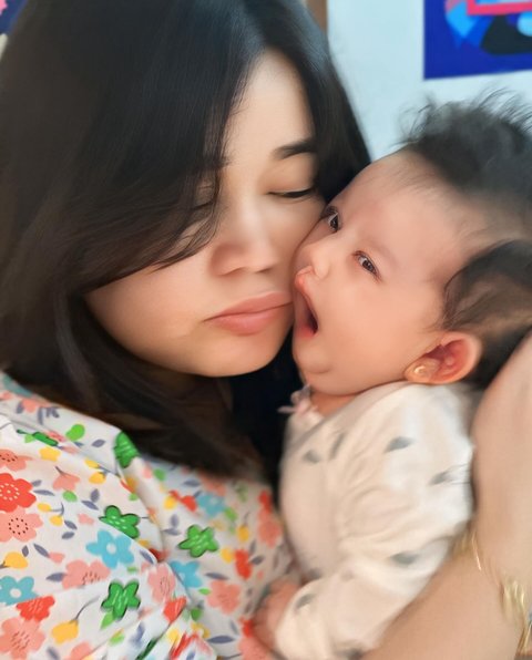 5 Potret Terbaru Baby Gabriella Anak Denny Sumargo Kini Menginjak Usia 2 Bulan, Paras Cantiknya Disebut Mirip Sang Mama