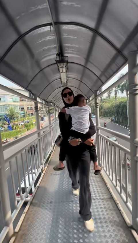 Paula Verhoeven Naik TransJakarta lalu Jalan ke Mall Sambil Gendong Kiano, Momennya Langsung Jadi Sorotan