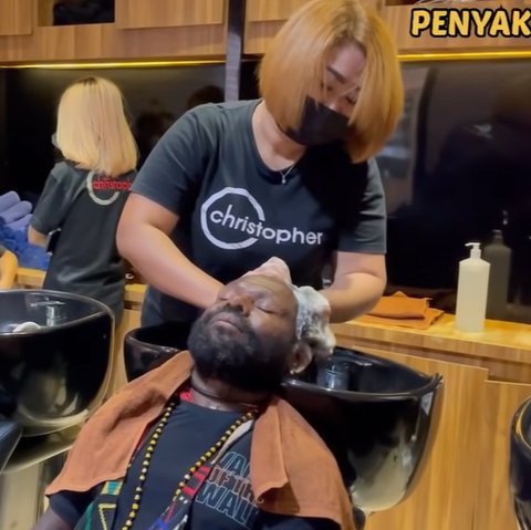 Merem Melek, Momen Moro Kogoya Panglima Perang Suku Dani saat Creambath di Salon Bareng Anggota Kopassus