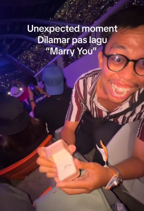 Momen Romantis Pria Lamar Kekasihnya di Konser Bruno Mars, Aksinya Curi Perhatian