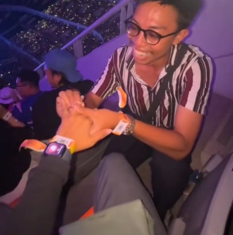 Momen Romantis Pria Lamar Kekasihnya di Konser Bruno Mars, Aksinya Curi Perhatian