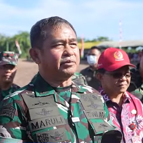 Turun Langsung ke kebun Berseragam Lengkap Kasad Pakai Topi Caping Tanam Jagung Untuk Swasembada Pangan