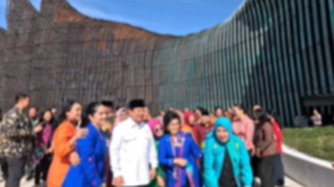 Prabowo Terkejut Ibu Iriana Nimbrung Foto Bareng, Spontan Keluar Kata-kata Ini