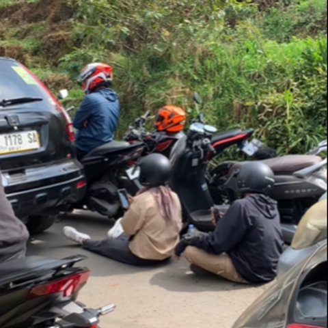 Tak Cuma Puncak, Potret Jalur Pendakian Gunung Ramai dan Macet Melihatnya Bikin Sesak