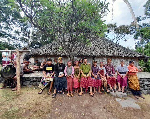 Cara Unik Warga Lombok Peringati Maulid Nabi, Kompak Menumbuk Padi Diiringi Musik Gamelan