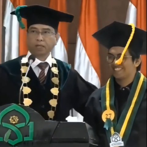 Mahasiswa Berani-Beraninya WA Rektor Punya Putri Cantik, Tanya Syarat Jadi Mantu saat Wisuda Langsung Dipanggil ke Depan