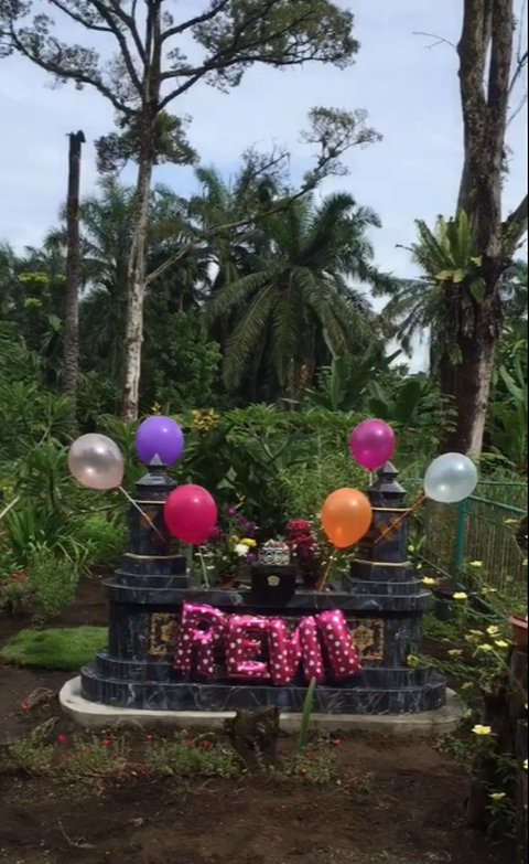 Viral Momen Pilu Orang Tua Rayakan Ultah Anaknya yang Sudah Meninggal, Kuburan Dihiasi Balon hingga Kue Ultah