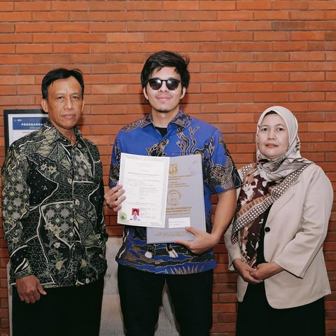 Tetap Bersemangat Lanjutkan Pendidikan, ini Momen Atta Halilintar Akhirnya Punya Ijazah SMA di Usia 29 Tahun