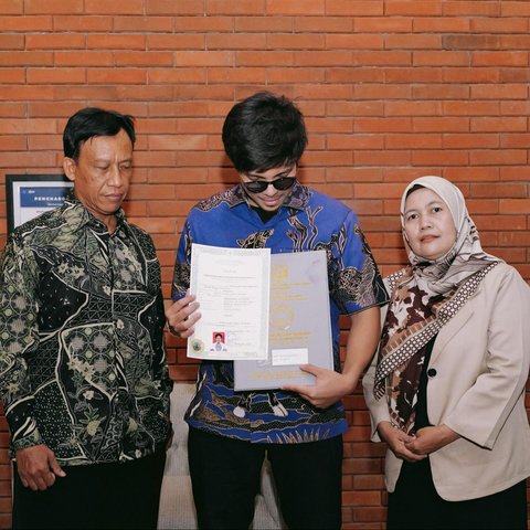 Tetap Bersemangat Lanjutkan Pendidikan, ini Momen Atta Halilintar Akhirnya Punya Ijazah SMA di Usia 29 Tahun