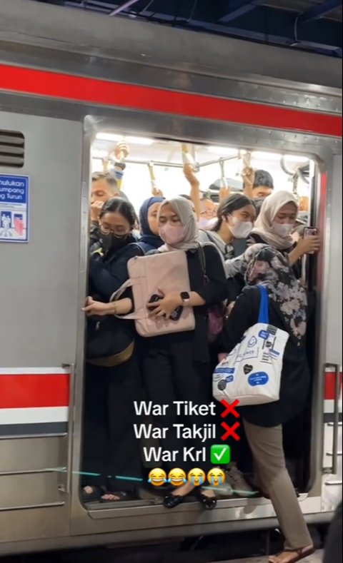 Viral Momen Wanita Tetap Paksa Masuk KRL Meski Sudah Penuh, Aksinya Bikin Ngeri