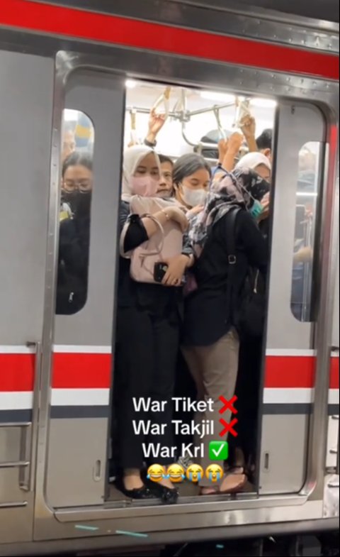 Viral Momen Wanita Tetap Paksa Masuk KRL Meski Sudah Penuh, Aksinya Bikin Ngeri