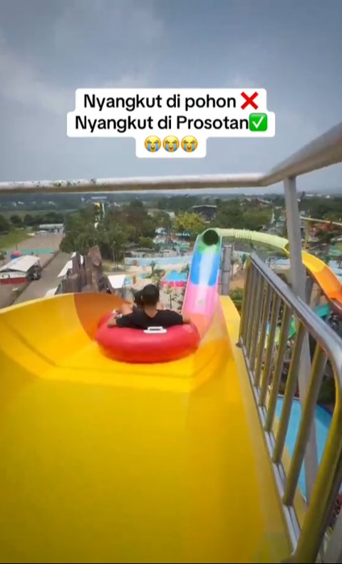 Viral Momen Menegangkan Dua Pria Tersangkut di Perosotan Waterboom, Panik tapi Bikin Ngakak