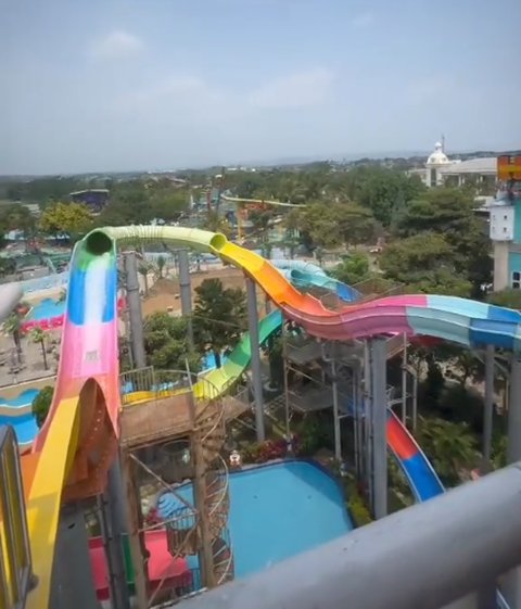 Viral Momen Menegangkan Dua Pria Tersangkut di Perosotan Waterboom, Panik tapi Bikin Ngakak